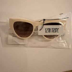 New with tags! Bienvenue Off-White Bold Sunglasses